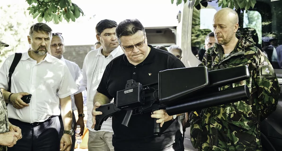 NGO Blue/Yellow handing over the first drone-rifle to battalion Aidar, together with the then Lithuanian Minister of Foreign Affairs Linas Linkevičius, in summer 2016. Photo courtesy of Jonas Ohman. ~