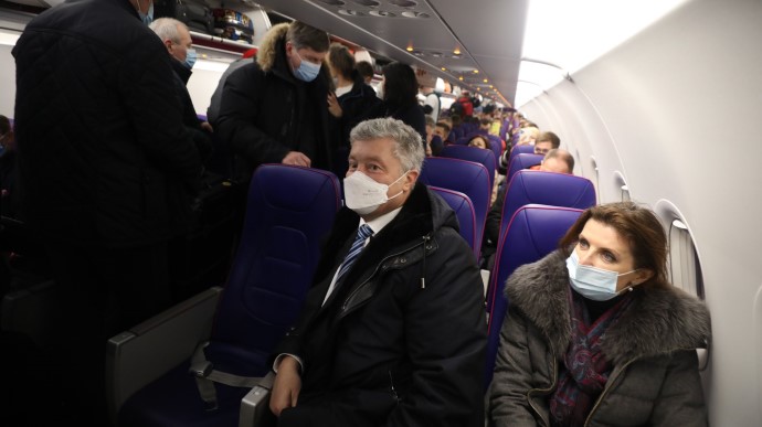 Poroshenko aboard the airplane. Photo from his twitter ~
