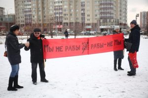 An anti-QR code protest in Yekaterinburg, Russia on November 13, 2021. The sign says: "We are not slaves. Slaves are not us." (Photo: Znak.com)