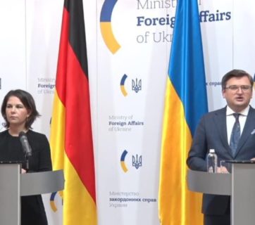 German Foreign Minister Annalena Baerbock and Ukrainian Foreign Minister Dmytro Kuleba at a press conference in Kyiv on February 7, 2022 (Video capture)