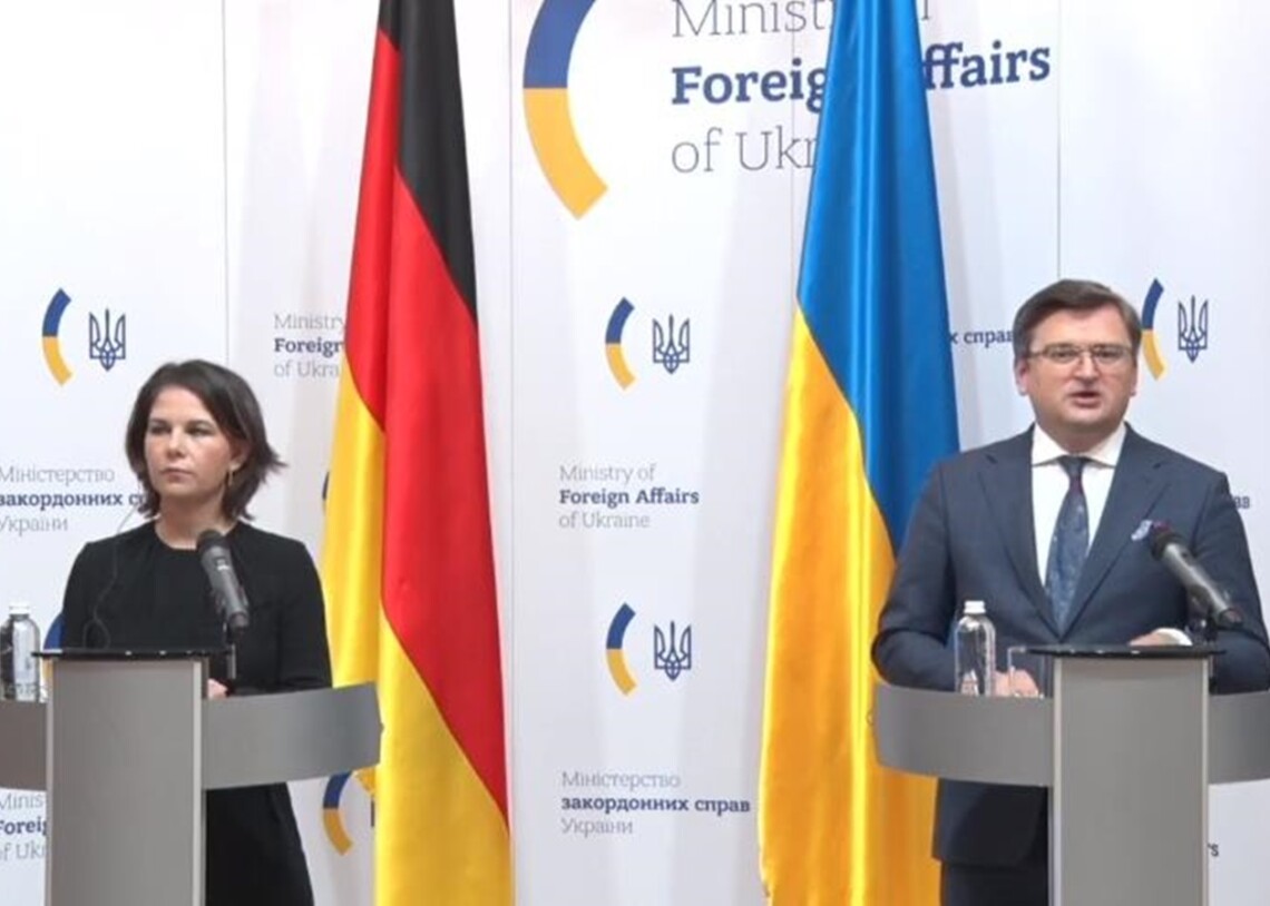 German Foreign Minister Annalena Baerbock and Ukrainian Foreign Minister Dmytro Kuleba at a press conference in Kyiv on February 7, 2022 (Video capture)