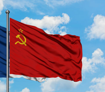 State flags of Finland and the Soviet Union (Credit: depositphotos)