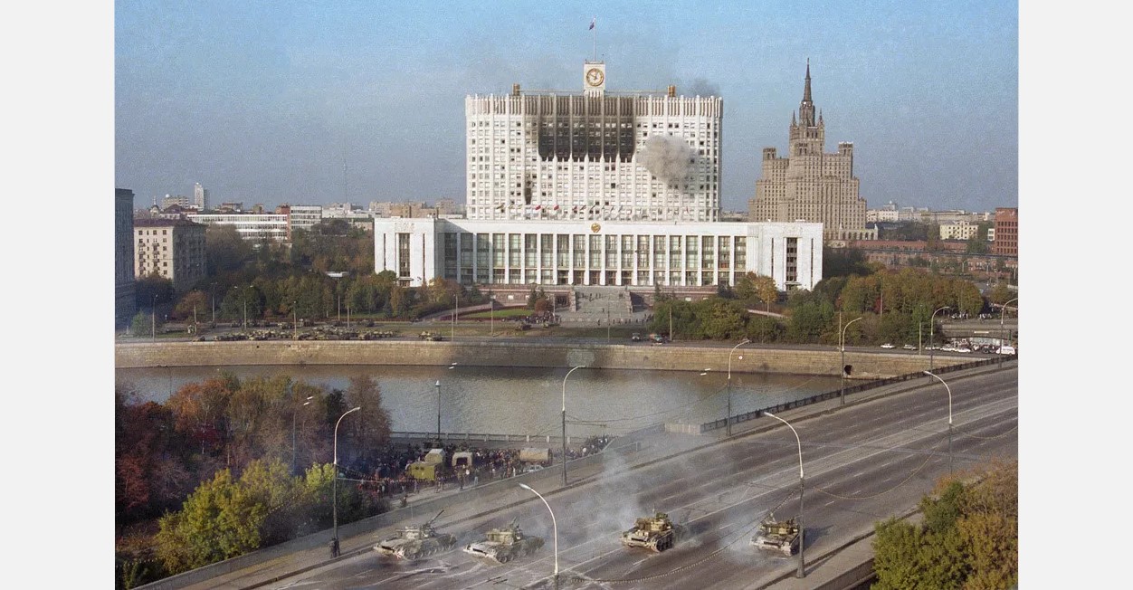 Tanks of Russia's elite Taman Division shelling the House of Soviets (now known as the White House) where the Supreme Soviet of Russia (its parliament, now known as State Duma) was located at the time. Moscow, October 4, 1993. Photo: TASS