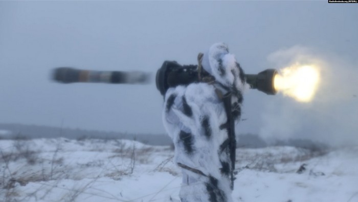 Ukrainian military training to use the NLAW. Screenshot: RFE/RL ~