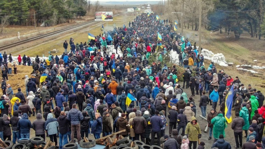 Thousands of Energodar unarmed residents defending the largest nuclear power plant in Europe – Zaporizhzia NPP. Photo by War.Ukraine.ua. 2 March 2022. ~