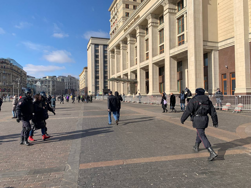 Manezhnaya Ploshchad in Moscow at about 14:00, 13 March, when the massive rally was announced. ~