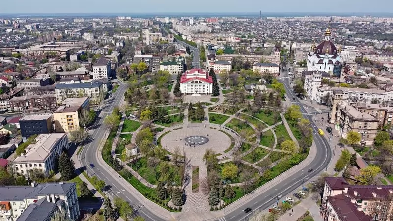 Aerial view of central Mariupol before the Russian full-scale invasion with the Donetsk Academic Regional Drama Theater in the middle. Photo: Wikimedia Commons ~