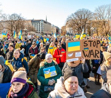 Riga, Latvia, Europe 05.03.2022: The march in support for Ukraine Together against Putin! Protest against war and global military conflict, invasion. — Photo by laganovskisu, depositphotos