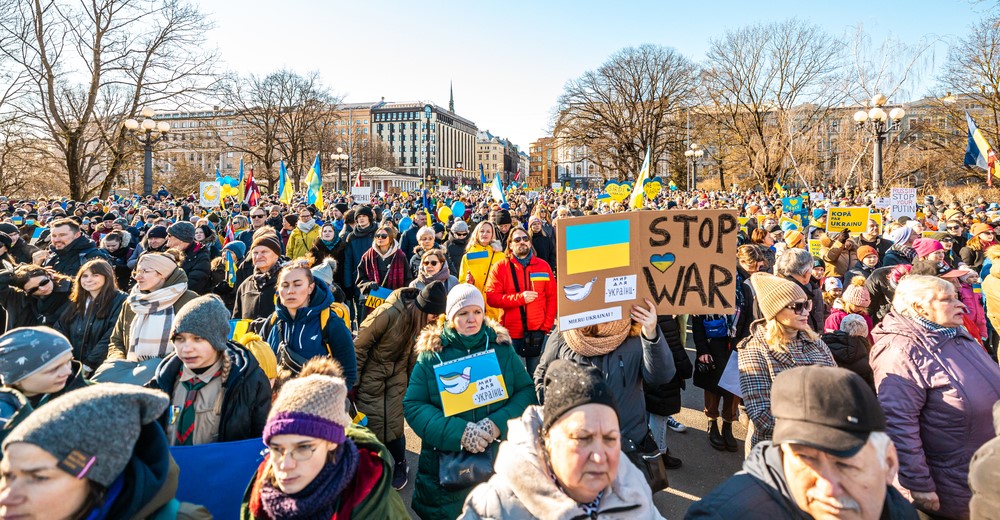 Riga, Latvia, Europe 05.03.2022: The march in support for Ukraine Together against Putin! Protest against war and global military conflict, invasion. — Photo by laganovskisu, depositphotos