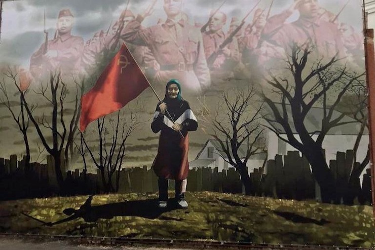 Grafitti-in-Belgorod-Grandma-red-flag.jpg