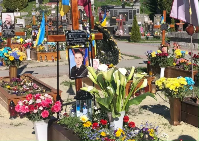 Senior Lieutenant Taras Didukh served in Lviv 80th brigade. He was among the first to start fighting against Russian military in the south of Ukraine where he died on 26 February 2022. ~