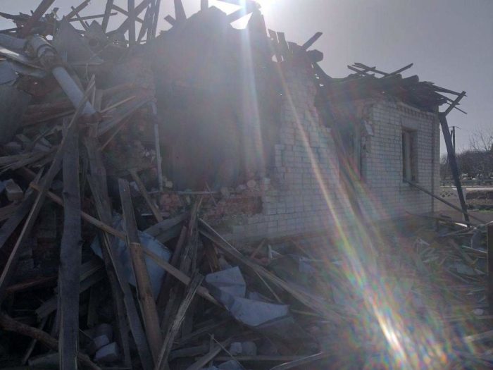 Russian aviation destroyed the house of Putin’s supporters in a village near Chernihiv. May 2022. (Photo: Anatolii Shara)