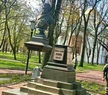 Pushkin monuments disappear from Ukrainian streets following Lenin, as decolonization is underway