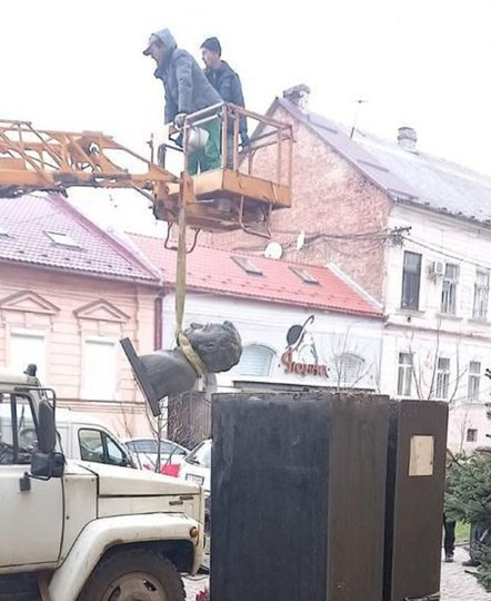 Pushkin statue being dismantled in Mukachevo on 7 April and in Uzhorod on 8 April. Also, a plaque with Pushkin was removed from a school that bore his name. The renaming of 60 streets in Mukachevo is currently under consideration. ~
