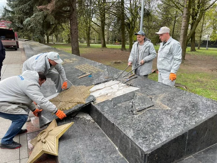 Soviet and anti-Ukrainian symbols are being dismantled at the “Eternal Glory” memorial in Lutsk. ~