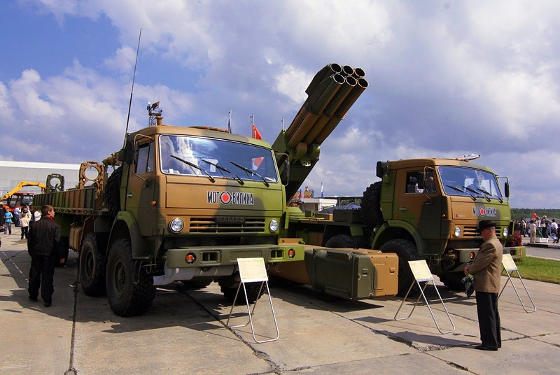 Russian MLRS Tornado: 9A52-4 launcher vehicle (right) and 9T234-4 reloading vehicle (left). Photo: Wikimedia Commons ~