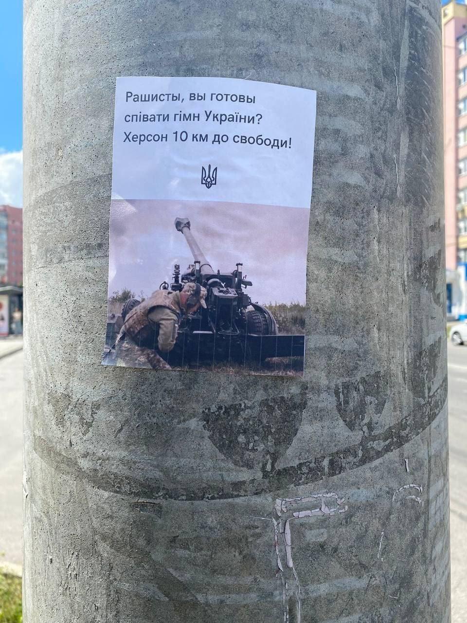 Members of the resistance movement inform Russian troops about the successes of the Ukrainian army in leaflets in Kherson.