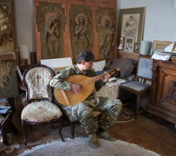 Saving Ukrainian culture, bard of the nation picks up a gun