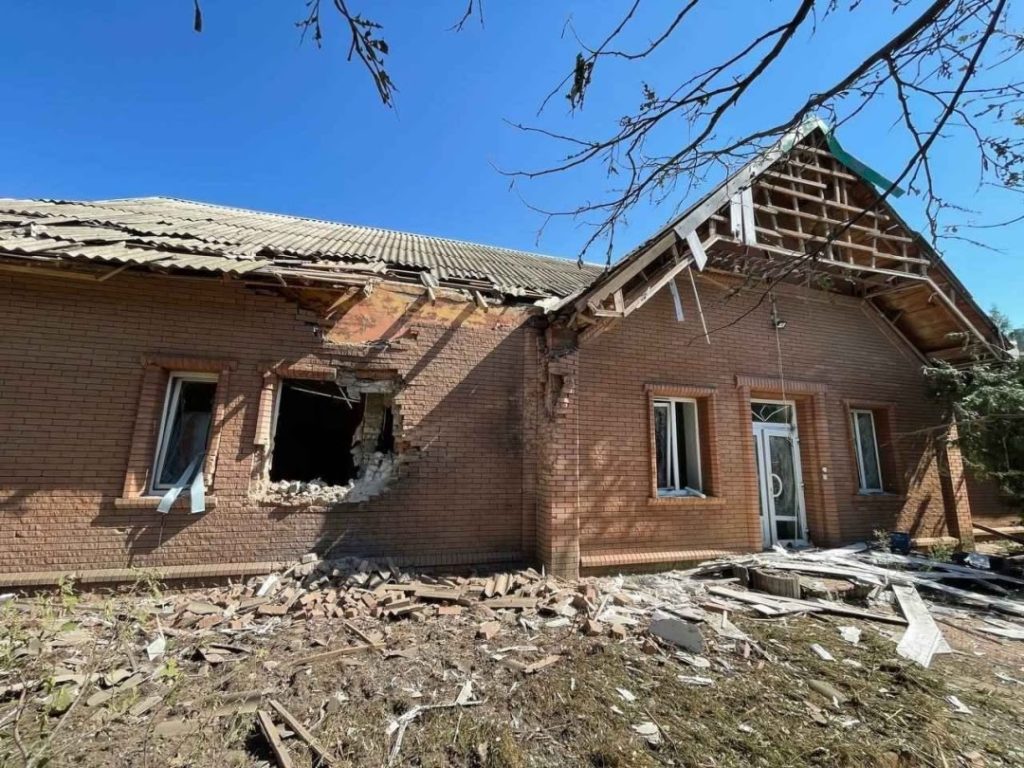 Russian shelling destroys evacuation base of Red Cross in Sloviansk ~~