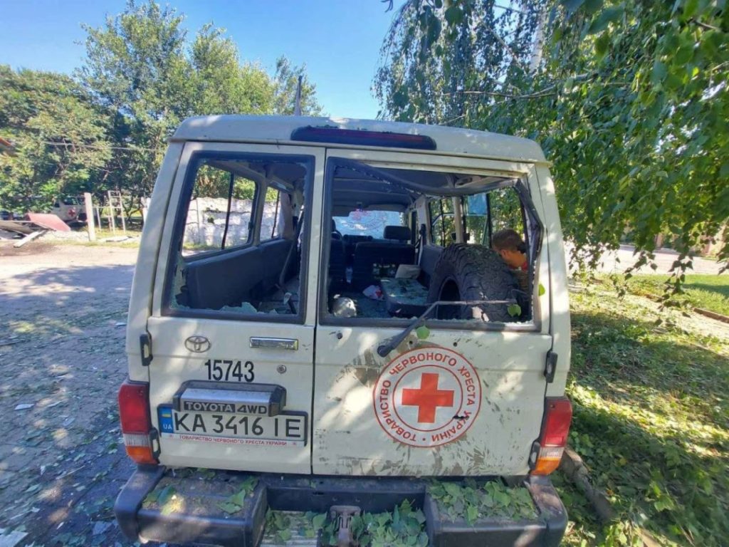 Russian shelling destroys evacuation base of Red Cross in Sloviansk ~~