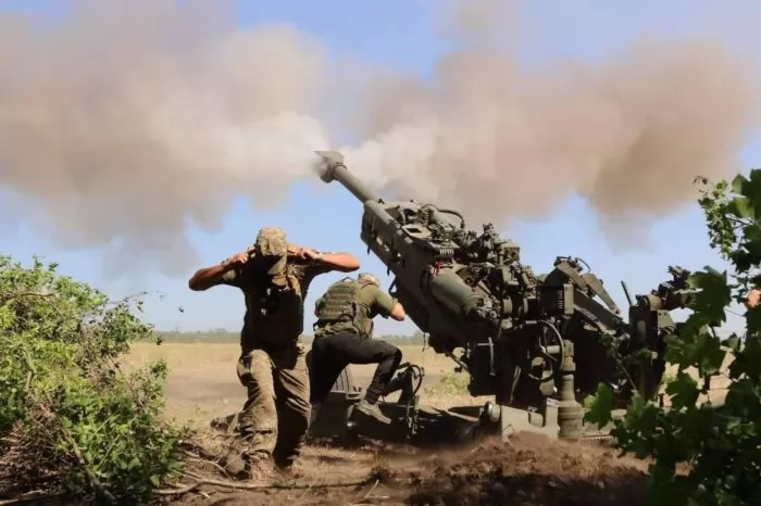 Artillery fire Ukrainian soldiers