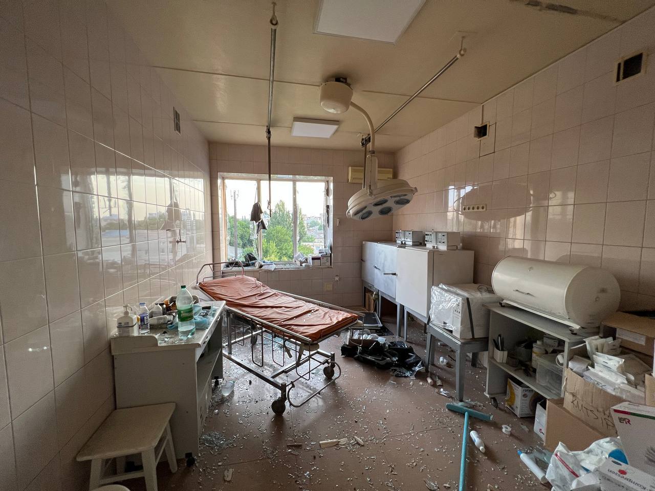 Russian shelling destroys new first aid station in Mykolaiv – PHOTOS ~~