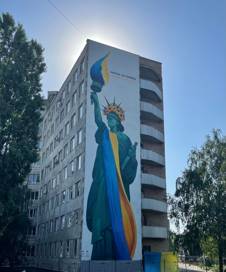 A new 27 meter mural “Ukraine is freedom” appeared in the city of Kropyvnytskyi in the center of Ukraine