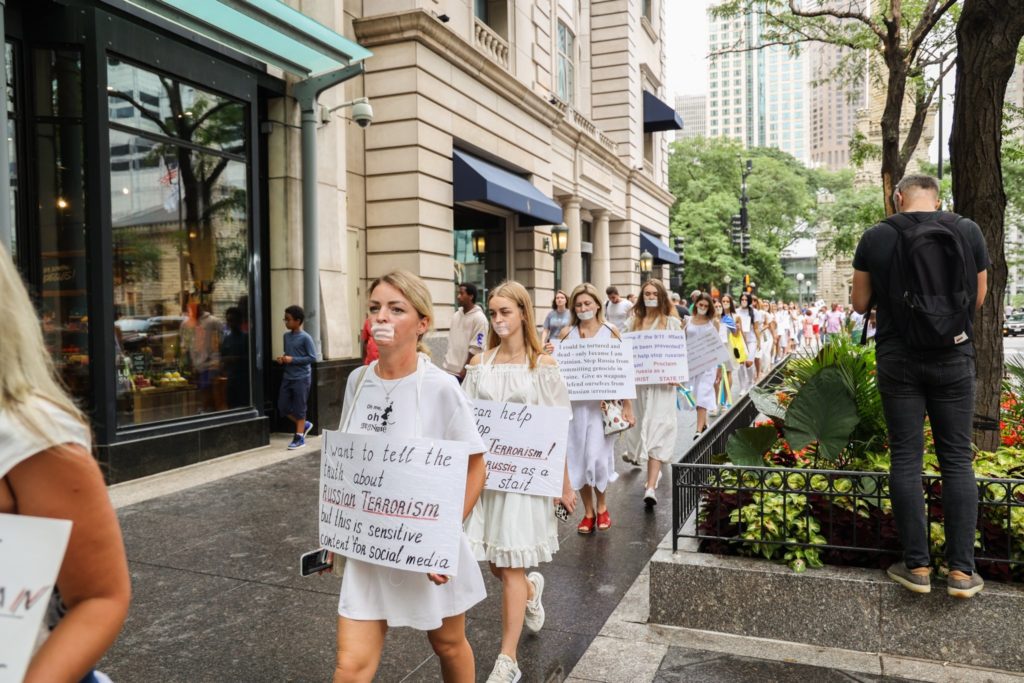  On 7 August, over 600 Ukrainian women with children created a human chain in the center of Chicago, from Water Tower to Millennium Park, protesting against Russian terror and calling on to recognize Russia as a state sponsor of terrorism. ~