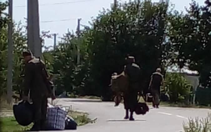 Russian soldiers allegedly fleeing from Tomaryne, Kherson Oblast, with their belongings. Source: Ihor Yosypenko ~