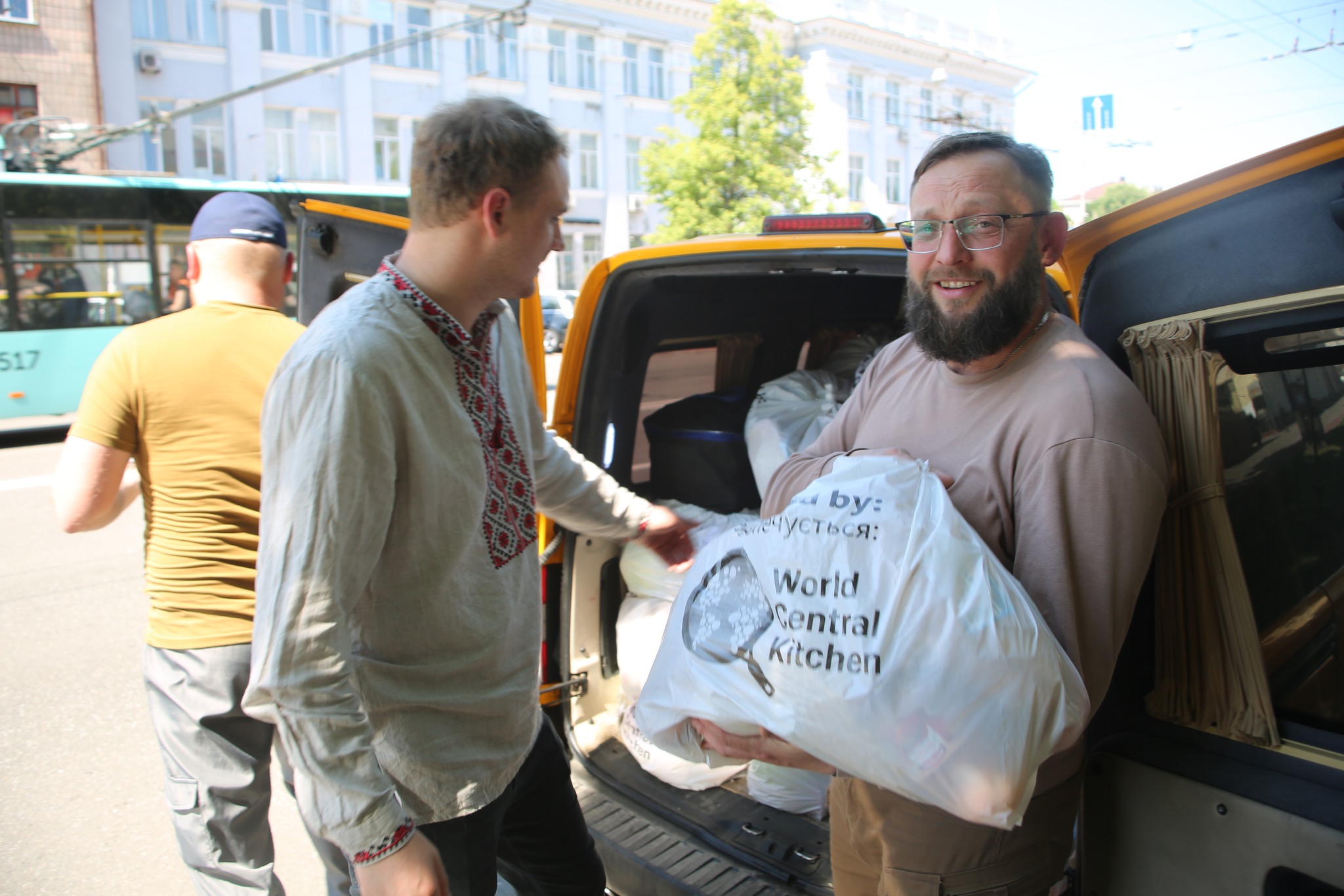 Farther Roman has just taken product bags from La Pizza Espresso, which he will bring to people from remote villages in Chernihiv Oblast who suffered severely from the Russian occupation. Photo by Orysia Hrudka ~