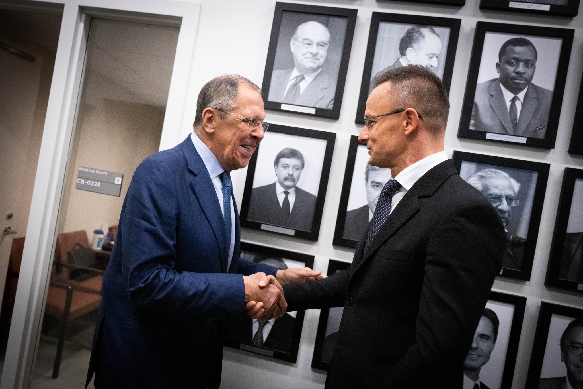 Hungary wants “peace,” its foreign minister tells Lavrov, condemning EU sanctions
