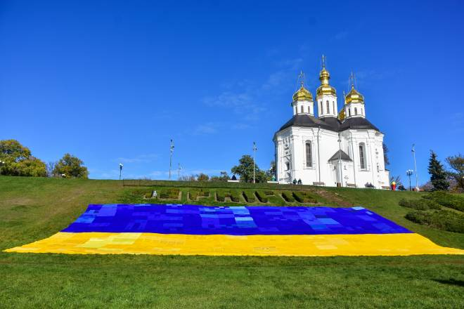 The biggest knit flag of Ukraine, made of 700 km of yarn, was shown in Chernihiv (Photo)