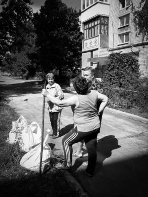 Ukrainian civilians evacuate 