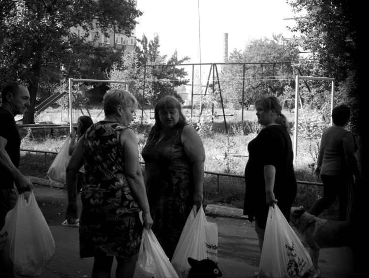 Citizens getting humanitarian aid in Bakhmut. Photo by Kateryna Hora ~