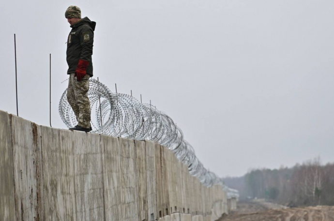Ukraine building wall on border with Belarus