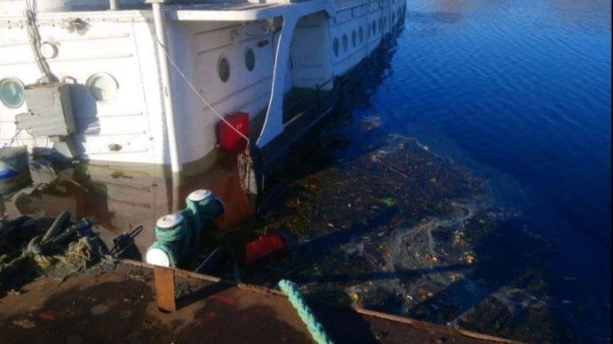 Russians provoke environmental disaster in Kherson Oblast, with up to 10 tons of fuel in water