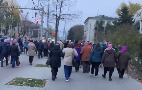 Protestors walking to the buses in Chisinau, Moldova, on November 6, 2022. Photo by Zarina Zabrisky, ~