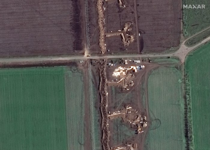 Close-up of Russian trenches and tank trap fortifications near Velyka Blahovishchenka, Kherson Oblast, observed on November 15, 2022. Satellite image by Maxar Technologies. ~