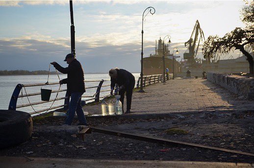 Kherson locals drawing water from the Dnipro River