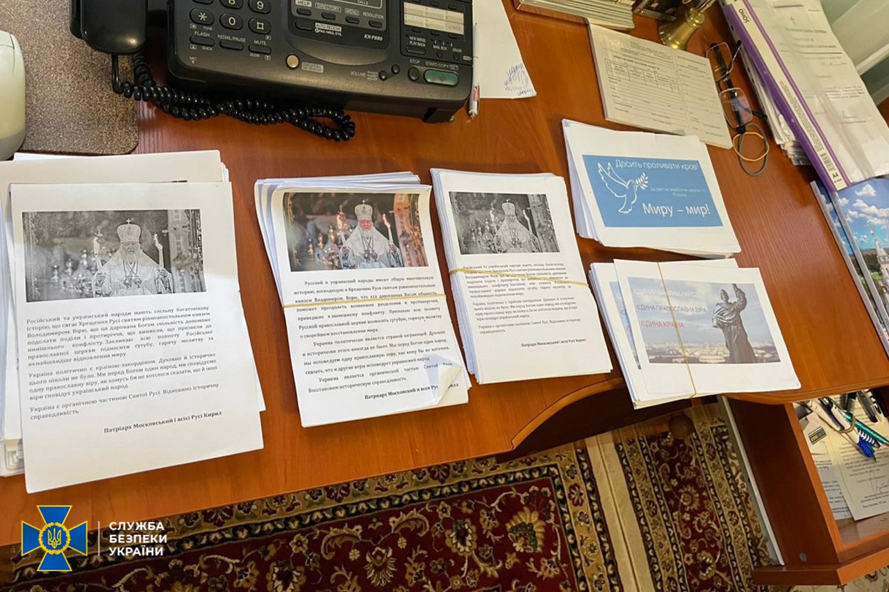 Among other evidence, SBU found numerous leaflets calling for “unity” of Ukraine and Russia, as well as addresses of Moscow Patriarch Kirill saying that Ukraine’s independence is a mistake since “spiritually and historically it was never the case… so let’s restore historical truth.” ~
