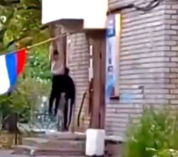 Ukraine’s teenagers on occupied territories tear down Russian flags and put Ukrainian — Center of the National Resistance