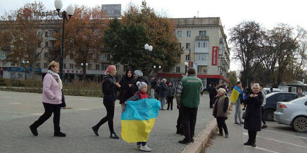 People in Kherson go out with Ukrainian flags to meet Ukrainian army