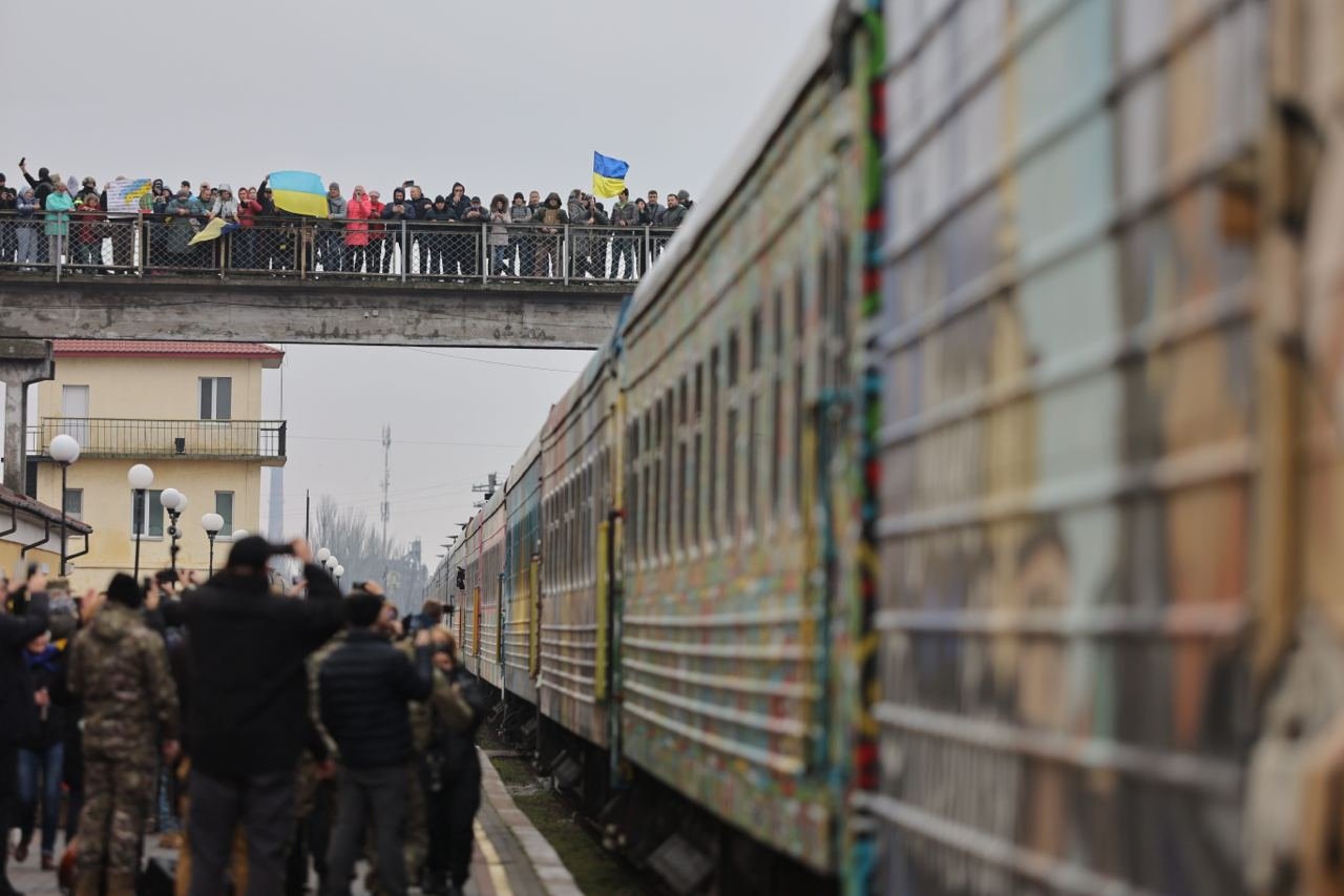 The first Ukrainian train arrived in recently liberated Kherson under standing ovations