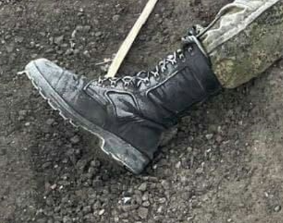 identical model russian combat boots ukraine