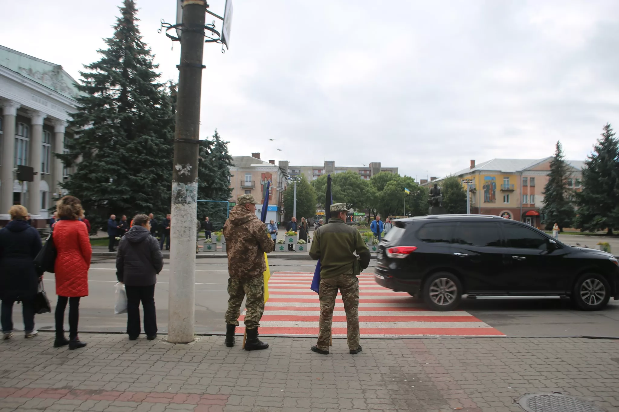 On the day we arrived in Novovolynsk, three soldiers’ funerals were held simultaneously. Many people came to the central street to commemorate them and say a final goodbye, kneeling as they saw off the ceremony. Photo by Euromaidan Press ~