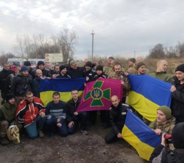 50 Ukrainian POWs return home from Russian captivity