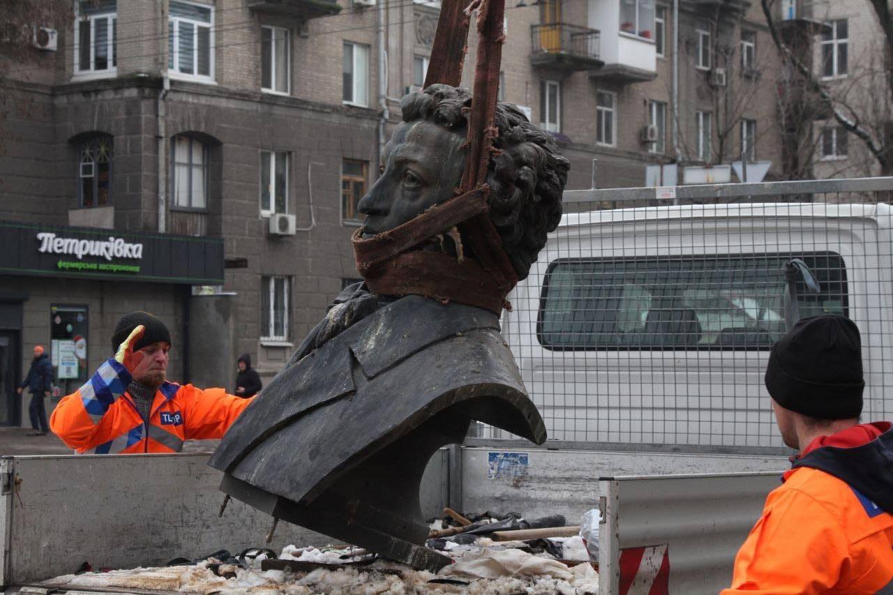 Monument to Russian poet Pushkin taken down in central Ukrainian Dnipro