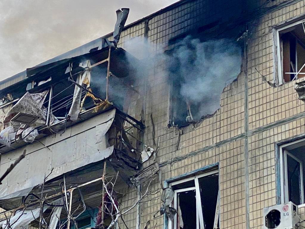 Russian indiscriminate shelling hits apartment building in Nikopol