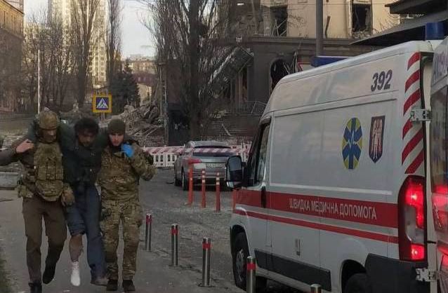 Japanese journalist receives help after Russian missile strike on Kyiv. Photo: Trukha/TG ~