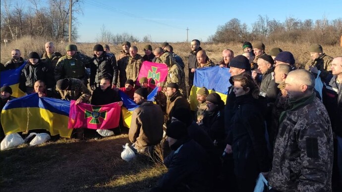 Ukraine returns home 60 POWs, including 14 Azovstal defenders